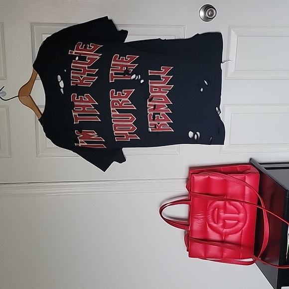 Kylie & Kendall Distressed Tee 📸 - Picture 5 of 10